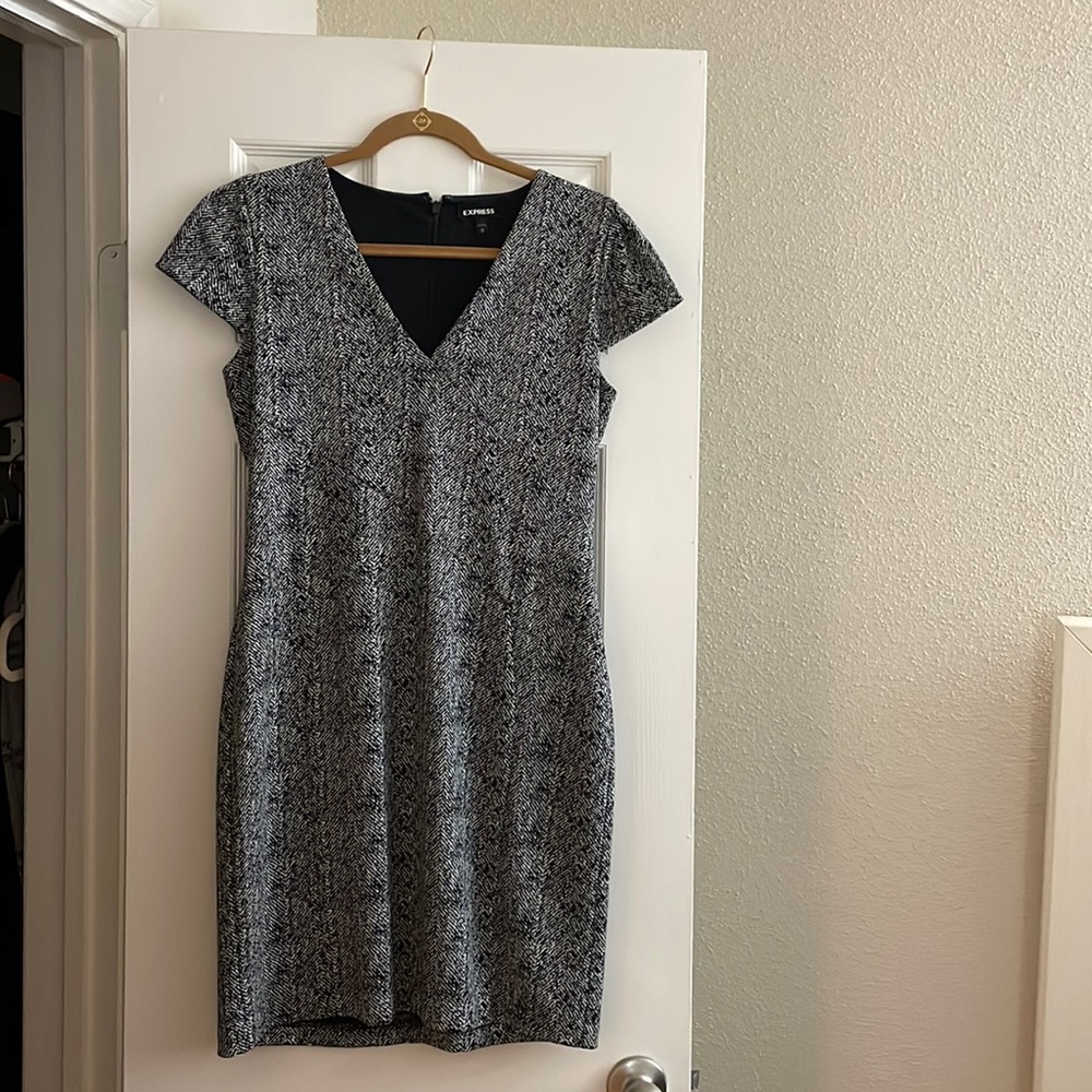 Express. Size M. Black and white.